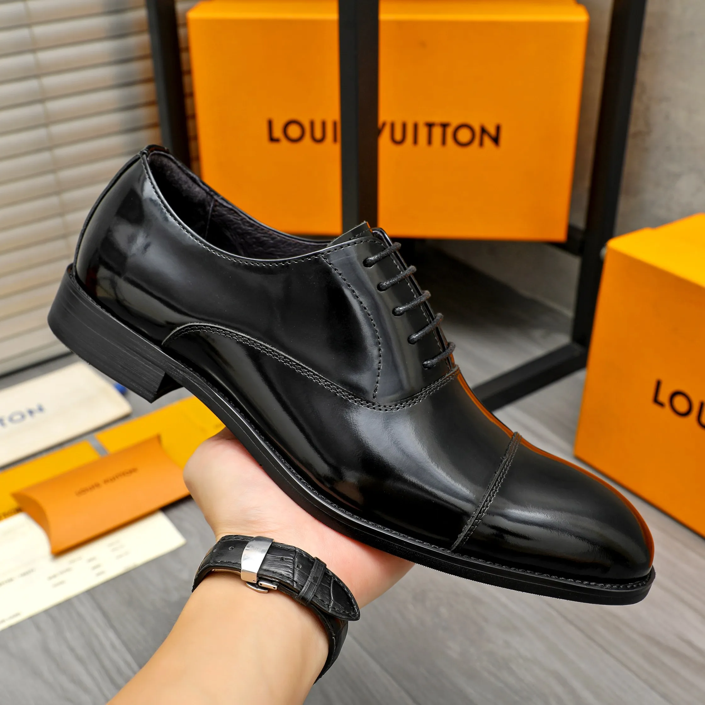 Men's shoes 💰560 Product trademark: LV "Louis Vuitton" business formal lace-up leather shoes Regular size: 37-46 Product materials: Selected high-quality pearlescent cowhide upper, pigskin lining, rubber outsole